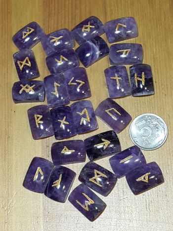 Руны каменные из аметиста.  (2*2,5*0,6 см, прорезаны 25 рун + инструкция)
