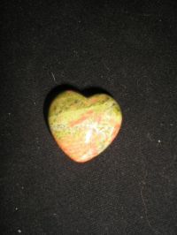Сердечко из унакита  (Зеленая яшма). Талисман на привлечение и сохранение любви.